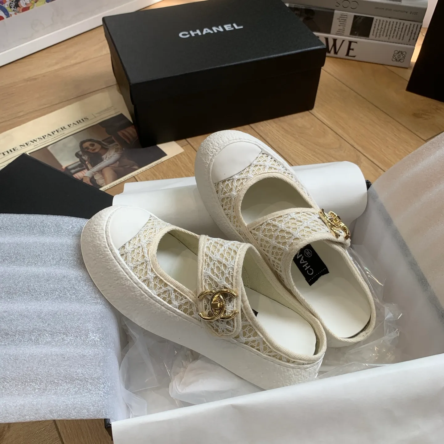 👟👟Ex-factory price 540👟👟 🍀Chanel Chanel 24P Xiaoxiang's latest hot style big-toe shoes, doll shoes, casual sports shoes, white shoes, loafers Xiaoxiang's big-toe shoes this season are cool and cute. The toe and lace surface are eye-catching. The sense of elegance in casual is overwhelming. The classic design with metal round buckle is particularly eye-catching. The flat design is extremely comfortable. Daily matching, a must-have tool for looking cool when going out on the street. Fabric: original customized lace + special materials. Lining: original cloth. Foot pads: sheepskin. Sole: original molded non-slip TPU outsole. Bottom thickness: 3.5CM. Size: 35-41 (customized for 40 and 41) 👉